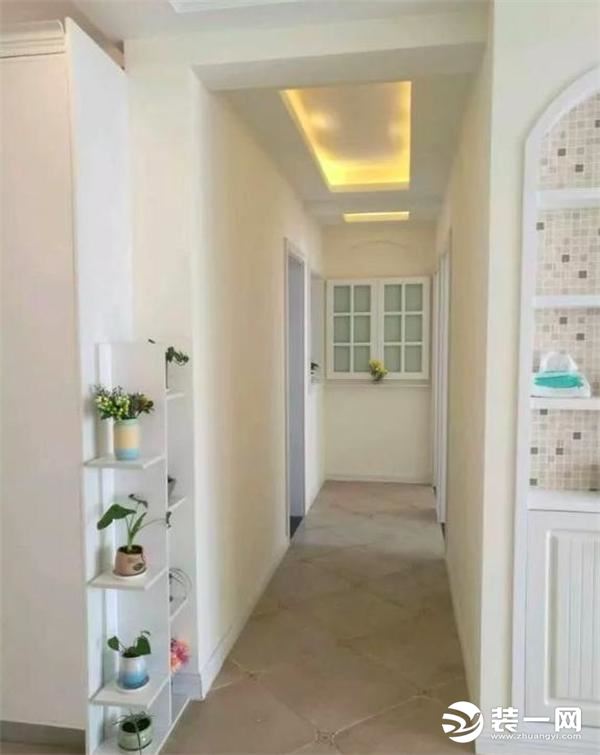 通往卧室的过道中间的小角落也没有放过，设计一个多层隔板的花架，浪漫清新啊。