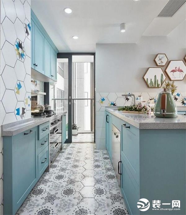 厨房都可以用漂亮来说了，墙面的瓷砖和地面的瓷砖都是六边形，橱柜的柜门都是蓝色的烤漆，温馨又梦幻