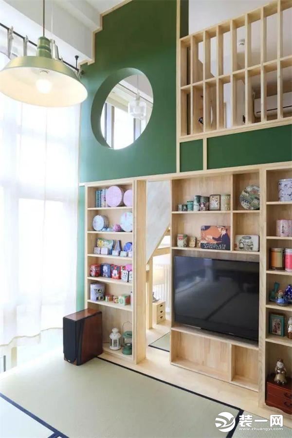 书柜对面的墙也是木质的，有推拉面，也有固定面，想看电视的时候可以拉出来看电视。