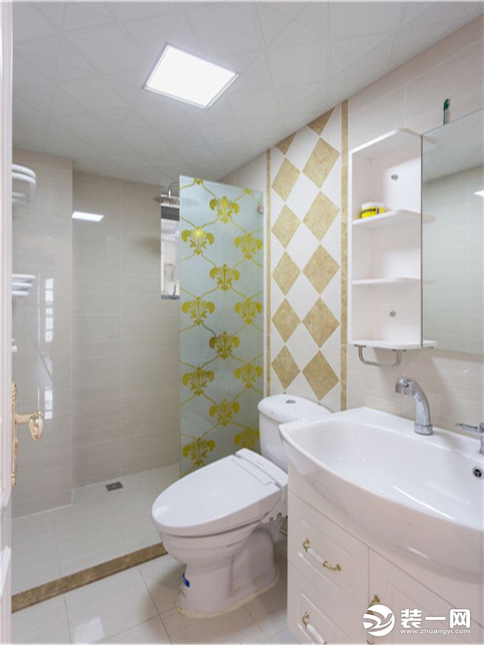 白色的卫生间，干湿隔离的玻璃点缀黄色的花纹，使得整个卫生间变的清新雅洁
