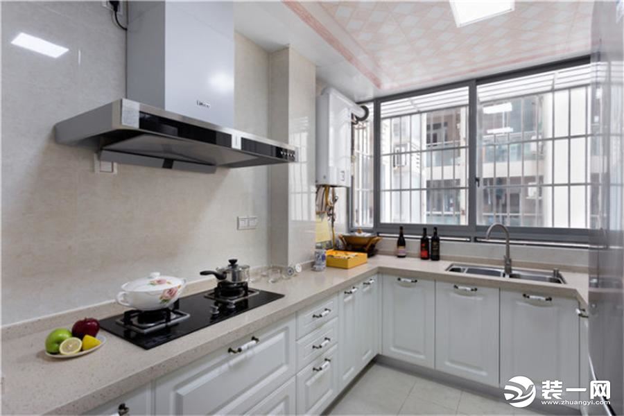 厨房白色的橱柜干净整洁，靠窗得到了充分的阳光照耀，烹饪美食随心而行，L型的厨房设计，方便实用。