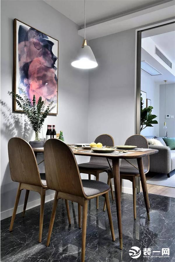 餐厅与客厅相连而又相对独立，木质桌椅简洁干净，白色灯光打在墙壁上，光影与壁画映衬，为餐厅增添了情调