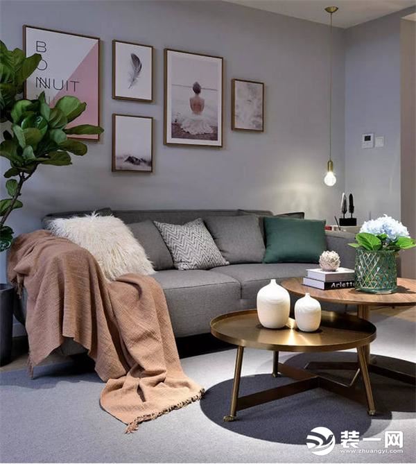 客厅的设计充分体现了北欧风格的自然，一盆绿植为整个空间增添了生机，灰色的沙发，柔和的软装，体现了优雅