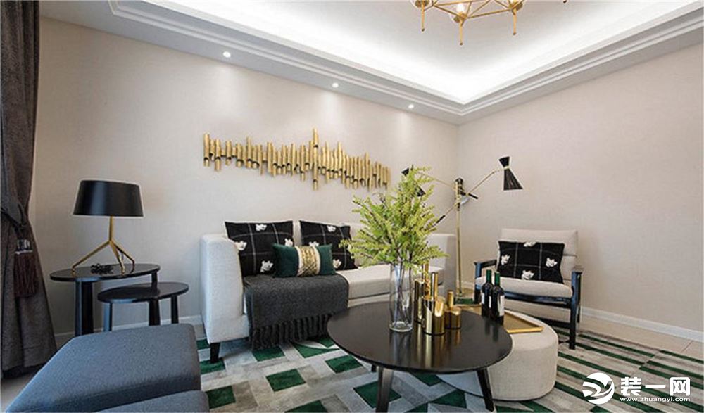 客厅给人一种干净清爽的舒适感，绿色镶嵌的地毯，金色的装饰点缀性极强，家具是低矮的款式，整个空间宽敞