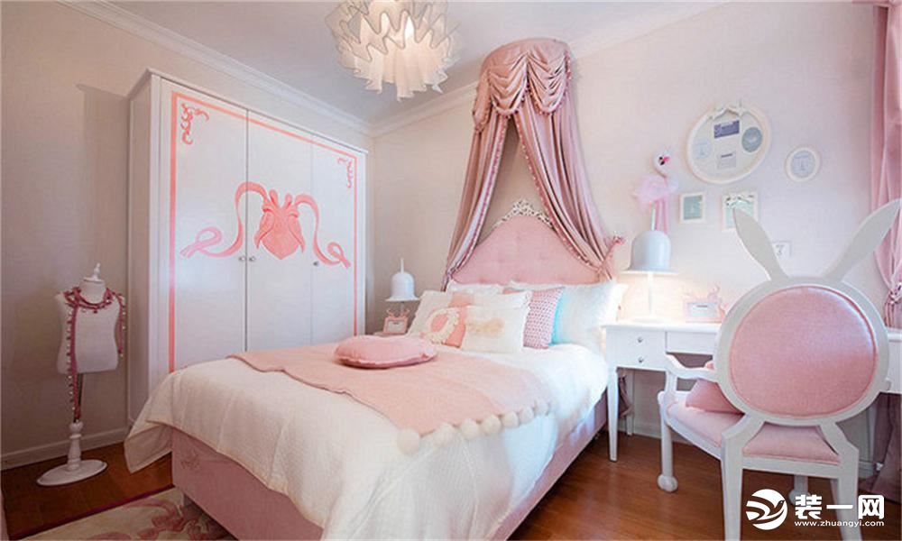 儿童房以粉色为主，为小公主打造了一个温柔浪漫的小空间，床幔增加了装饰和唯美，使得整个房屋又增加了美感