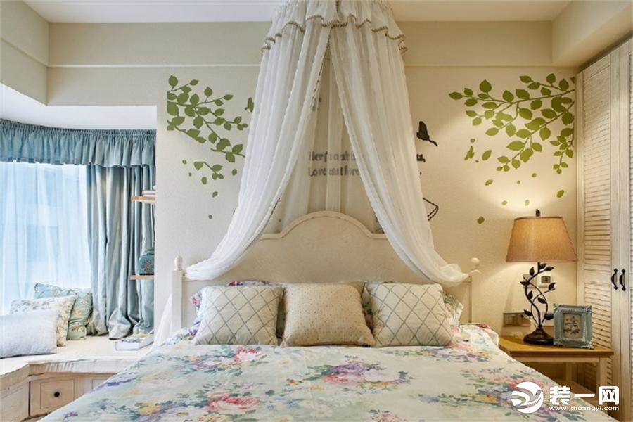 L型飘窗，蓝色窗帘，纯白纱床幔，绿叶的墙面壁纸，营造了温馨与浪漫，以及清新和唯美，