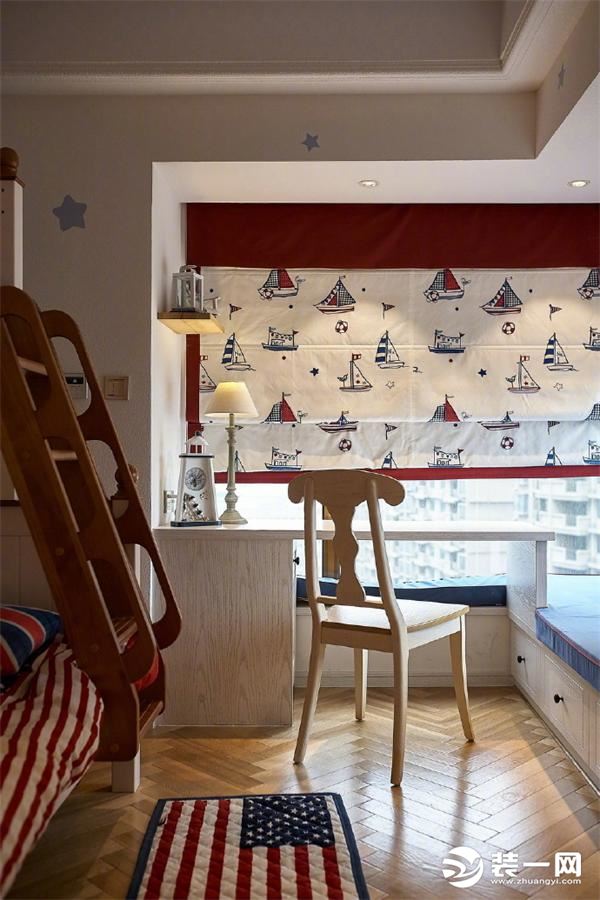 儿童房独特的红色与蓝色遍布，美国国旗的主题，双层儿童床，多样图案的窗帘，宽敞的飘窗