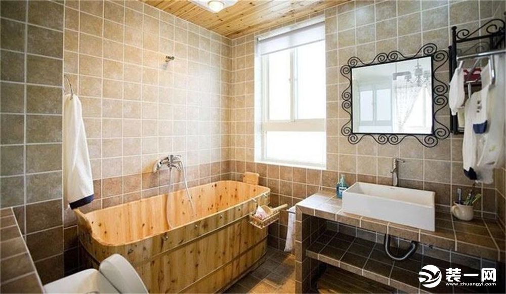 有着木质大浴缸的卫生间，搭配色调一致的方形砖块，独特的视觉享受与卫浴体验，多层的洗漱台提供了收纳空间