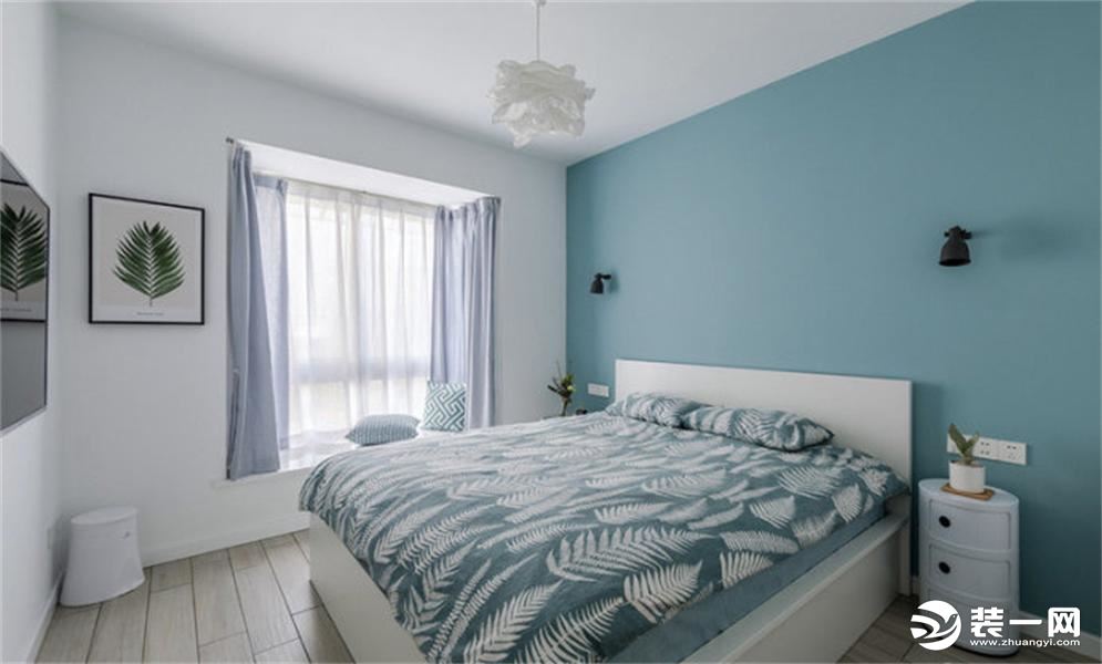 一盏灯一幅画，小小的飘窗，蓝白色搭配的整体色调，为整个卧室增添了美好与舒畅，