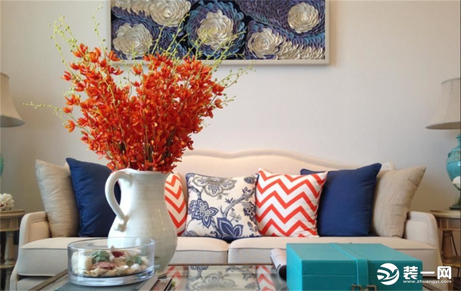 客厅规整，色彩明快，既有地中海式的自然蓝白色调，也有暖色调的橘黄色物品搭配，