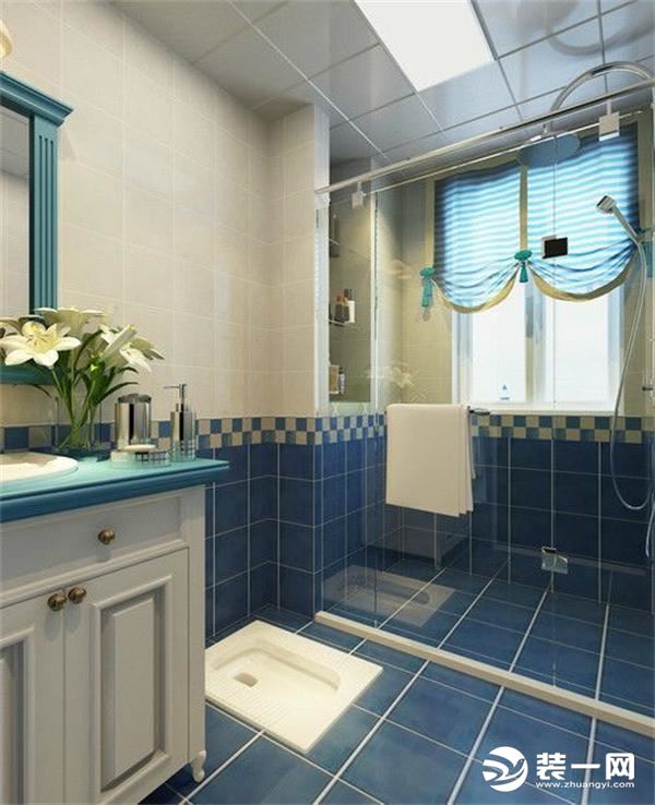 卫生间干湿分离，透明玻璃的隔离增加了透视感，空间感，下蓝上白的砖面搭配，