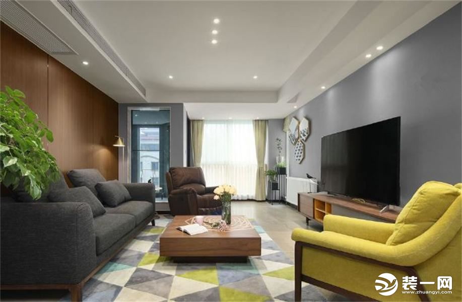 客厅宽敞明亮，木质小方桌与电视柜、沙发背景墙颜色搭配和谐，地面三角砖间接穿插，与黄色沙发窗帘配色一致
