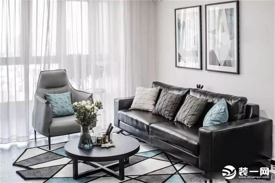 沙发一改米色白色灰色等布艺款式，选择这款黑色的皮质沙发，很炫酷，低矮的外观给整体的北欧情调加分不少。