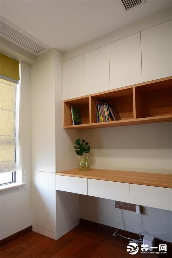书房就是一个小空间，只是定制了一组柜子，双人的书桌，简易的书柜