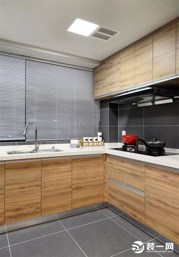 厨房的墙地砖都是水泥灰色，搭配原木色调的整体橱柜，厨房不仅耐脏，还挺清新。