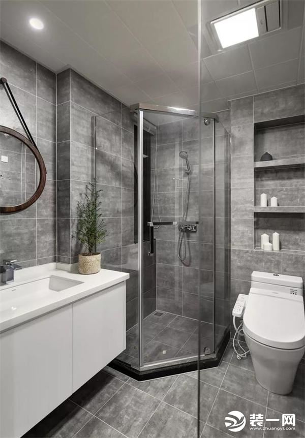 次卫安装了独立的淋浴房，浴室柜都悬挂式安装，防湿防潮还方便清理，灰色的瓷砖和白色的卫浴一搭配，好新潮