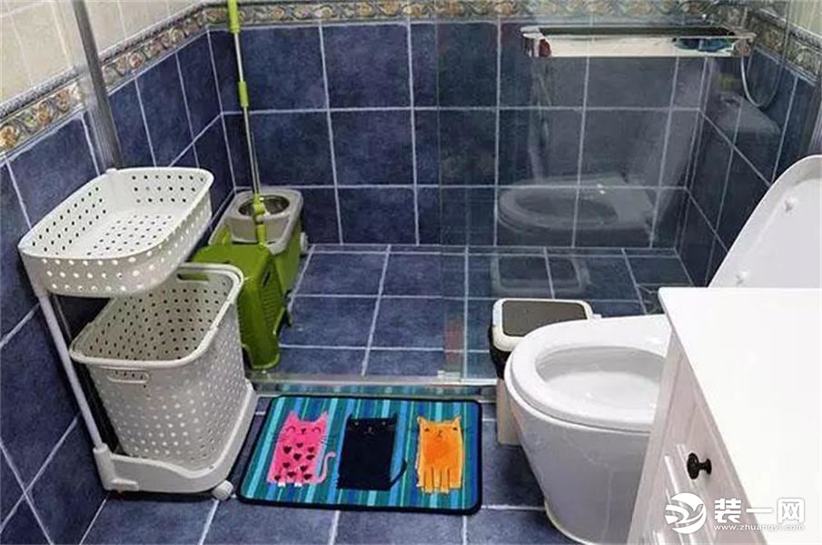 卫生间的墙面瓷砖处理得很好，腰线以下是蓝色的瓷砖，以上是米色的瓷砖，打造清爽温馨的卫浴空间。