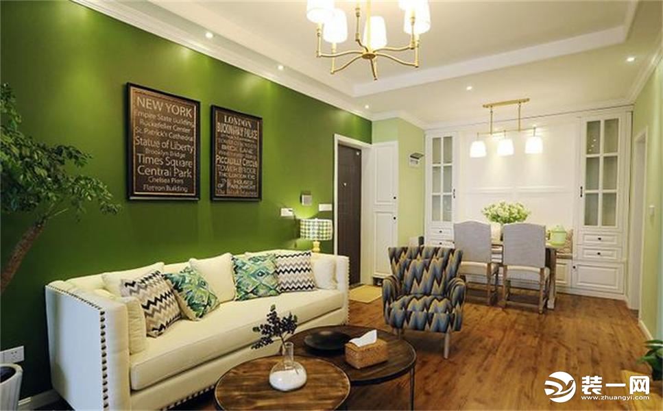 室内基本都是绿色和白色的搭配，沙发背景墙是翠绿色，白色的柳钉布艺沙发，看着清新雅致，很舒适。