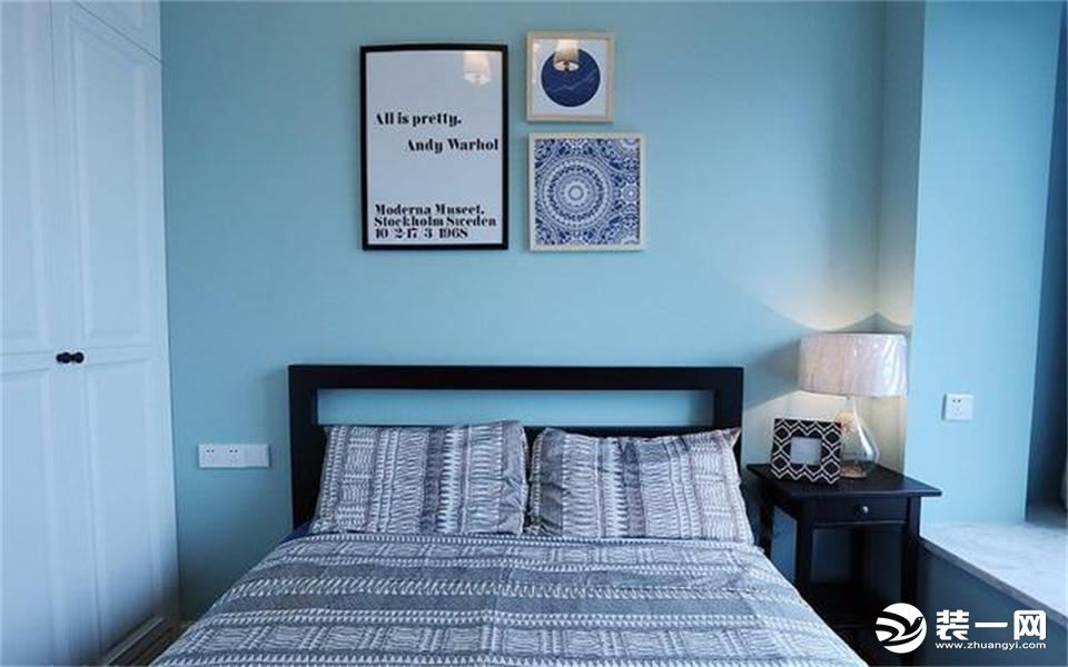 主卧的墙面刷成了浅蓝色，白色的开门衣柜，黑色的实木床及床头柜，整个卧室清爽舒适却不失质感和品味。