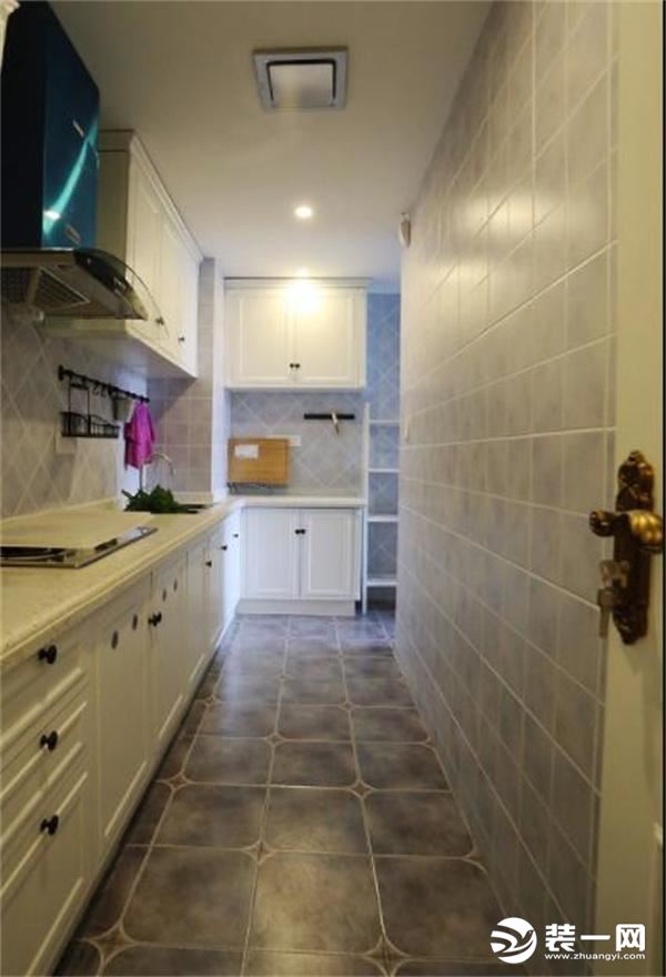 虽然有个单独的厨房，但是平常还是不怎么做饭的，墙面和地面都是灰色哑光质感的瓷砖，耐脏也比较好打理