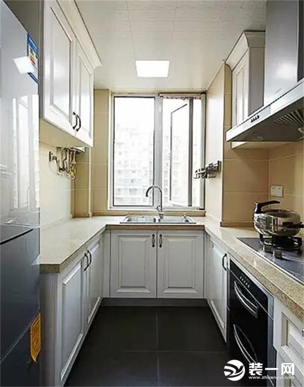 厨房小而齐全，利用U字型扩大到最大的使用面积，尽量在空缺的地方装上吊柜