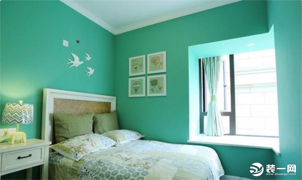 儿童房的墙面也刷成养眼的绿色，带着一个转角的飘窗成为一个实用的休闲空间，采光不错，室内看着更舒适。