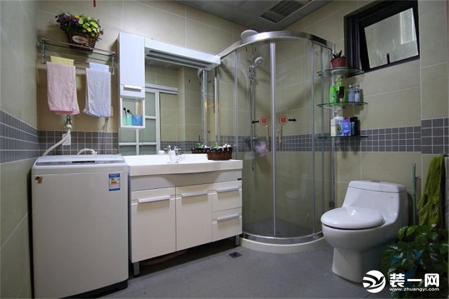 卫生间足够空间放下一台小型洗衣机，并排放置不占活动空间，宽敞简约，摆上一些植物吸吸臭氧，净化空间。