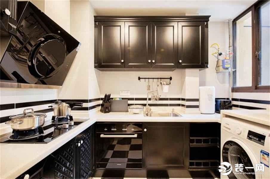 厨房经典精致，黑色有轮廓感，白色有空间感，一点点的造型就能使厨房变的无比洋气，