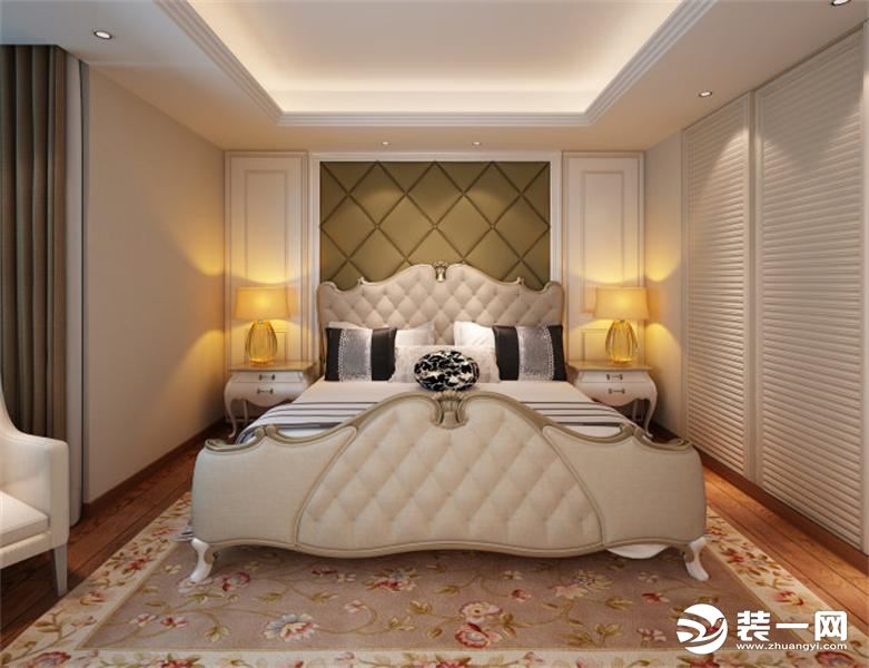 卧室1.8米的欧式软包皮革白色大床，两边精致的床头柜，加上欧式元素的造型背景墙