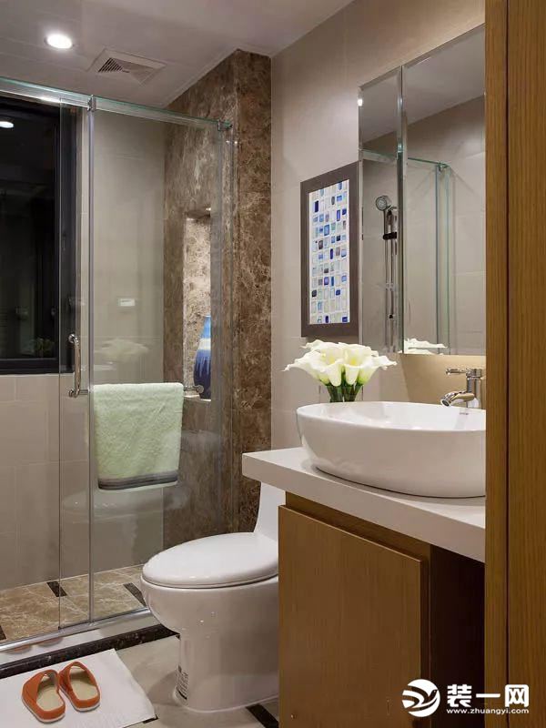卫生间装修看上去就很有档次，淋浴区墙面运用石材装饰，还专门打造壁龛用来收纳洗护用品，干湿分离。