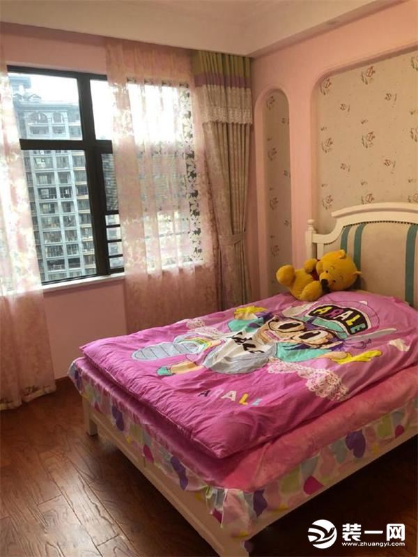 女儿房，面积稍小，功能齐全，床头背景也做了简单的造型，贴上了花纹的壁纸，粉色绿色米色的搭配，很有童趣