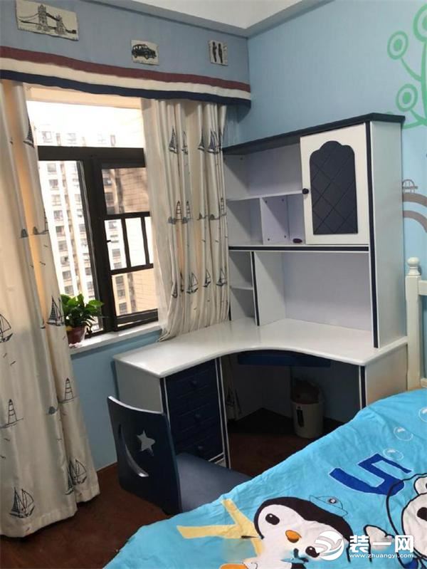 儿子的房间都刷成了天蓝色，喜欢蓝色调，床品和转角书桌都是以蓝色为基色调的，很好看。
