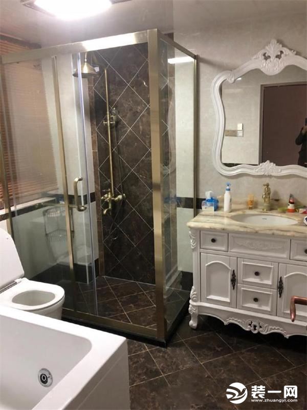 主卫是方形的，里面安装了一个独立的淋浴房，还有单独的浴缸设计，可以说，这个卫生间都是很豪华多种高配版