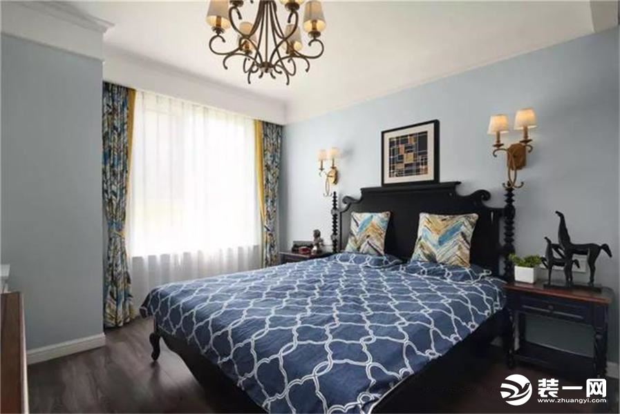 主卧将飘窗砸了，留出来的空间也显得卧室宽敞不少，蓝色的墙面黑色的实木家具，处处彰显贵气和舒适。