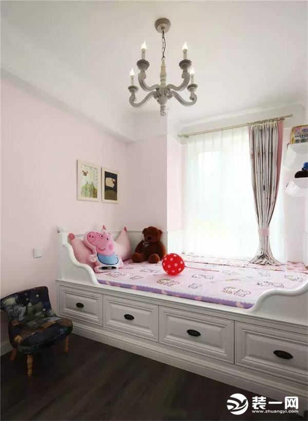 这个是孩子的房间，连带着飘窗一起外扩，打造成整体的榻榻米床，底下都是收纳空间，墙面都刷成粉色，