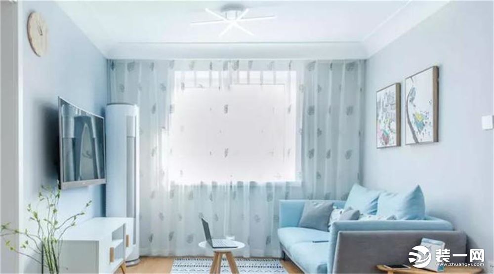 客厅不大，墙面都刷成蓝灰色，沙发也是蓝色和灰色的搭配，低矮的外形很符合北欧的气质，效果非常舒适时尚。