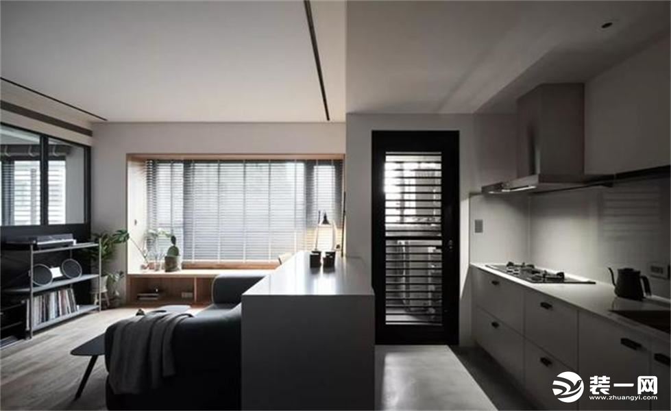 厨房做成一字型的橱柜靠墙摆放，没有阳台也隔出来一个阳台做洗衣晾晒的空间。