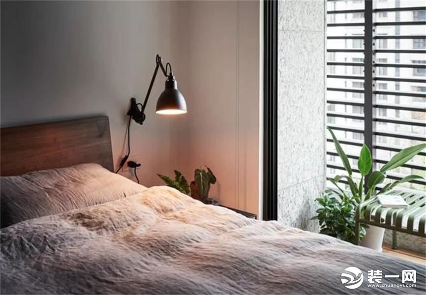 床头安装了壁灯当做床头灯，窗户和客厅的一样都是飘窗，摆上绿植，在这种静谧中也生出许多清新感。