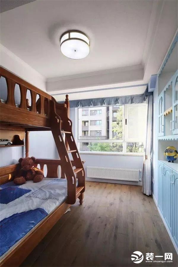 儿童房户型和样板间不太一样，但是很喜欢这种上下儿童床，墙面打造嵌入式的多功能柜子，