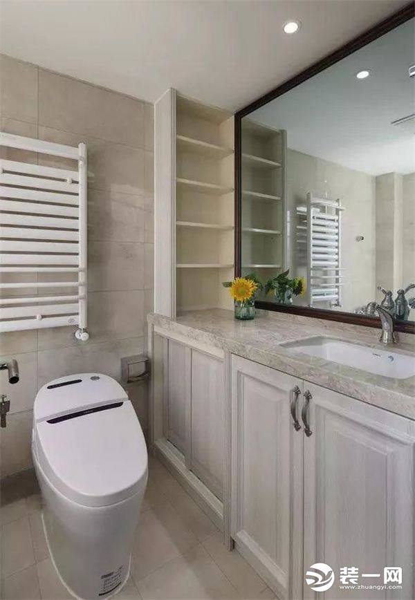 卫生间的设计也是自带高级灰感，靠墙做了一面浴室柜，还打造了壁龛式的收纳柜