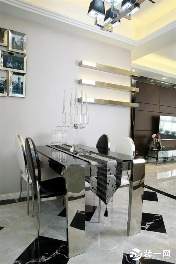 餐厅的餐桌椅都是定制的，不锈钢的桌腿，黑玻的台面，看着就是现代时尚的质感，墙面也装上了金属隔板，