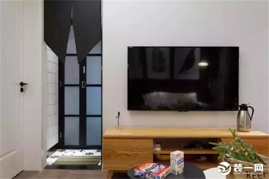电视墙装饰中间这个白色墙面，没有任何的装饰，摆上原木的电视柜，就有了一种北欧的小清新感。