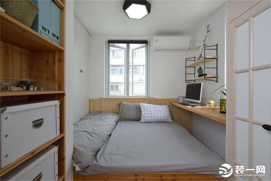 次卧空间尤其小，只是一个把角的小空间，没有合适尺寸的床，打造成整体的榻榻米，安装一块木板当书桌