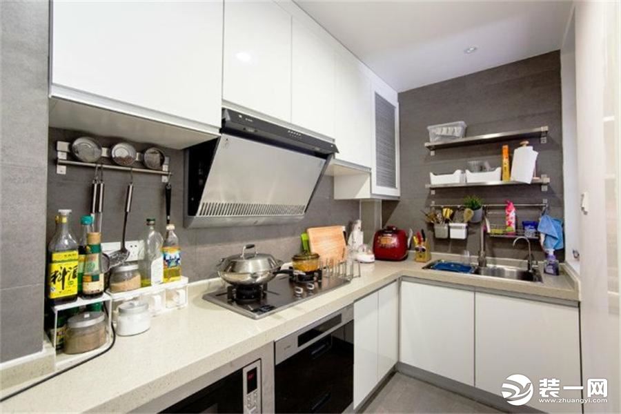 基本所有的房间都有灰色的元素，当然了厨房也不例外，用白色的柜体来提亮空间。      