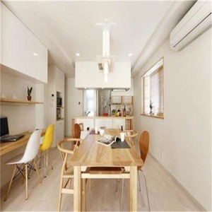 淡淡的木色搭配纯净的白色，营造出温馨的居家环境。悬空的白色收纳柜，既节省空间，还具有大容量的收纳效果