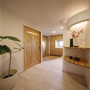 弯形的墙壁，柔和了整个空间。扇形的木质收纳架，放上装饰品等，使得空间更富有情调。