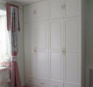 衣柜是做到顶的，也是白色，家里的家具都是白色的，显得很整洁。