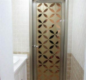 卫生间是干湿分离的，中间是一面墙体分隔出来淋浴区，很方便