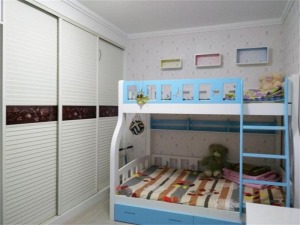 儿童房摆上一张充满童趣的上下床，靠着墙面打造一整面墙的衣柜，收纳空间是足足的
