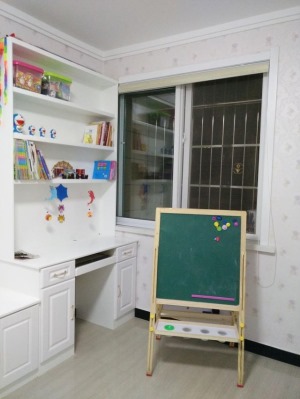 最小的屋子打造成书房，在现在孩子成长的时间，这个小屋兼具游戏室的功能。